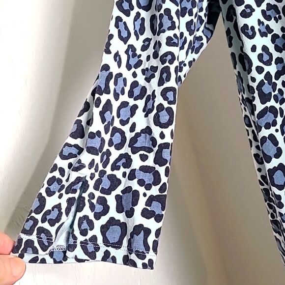 AnyBody Blue Leopard  Top with Big Pockets, Longer on the Sides, Size Large - Picture 5 of 10